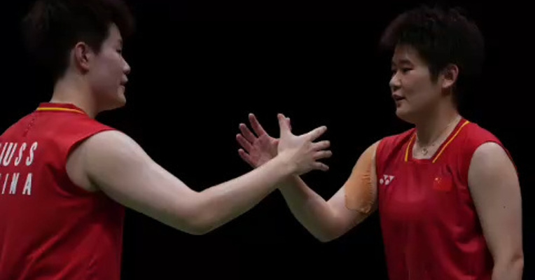 祝贺！时隔12年再夺冠！中国女团3-0完胜日本 摘得羽毛球首金！