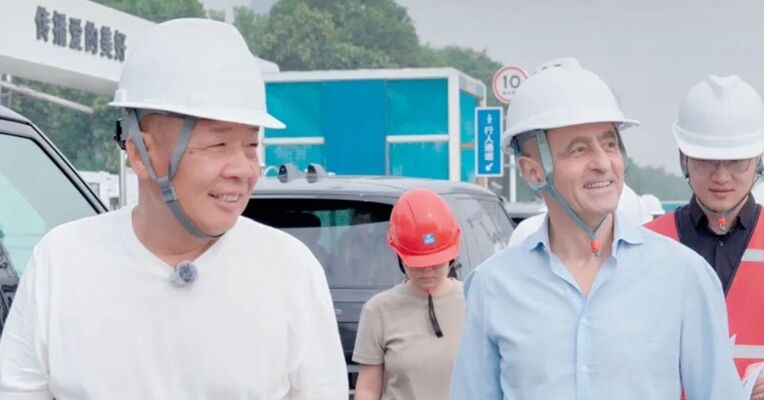 于东来带外国设计团队考察工地，亲自当司机！“努力把胖东来梦之城打造成世界商业文明之光”