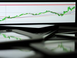 纳指时隔近4个月再创新高背后：“七巨头”退潮，生物科技、AI智能体接棒，美股10月面临三重考验
