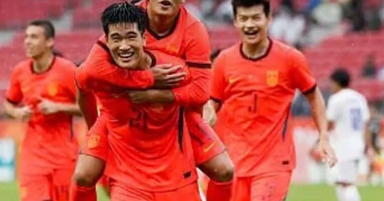 中国男足亚运队3比0战胜泰国队 时隔28年中国男足再进亚运四强 9月30日中国队将与韩国队展开半决赛对决