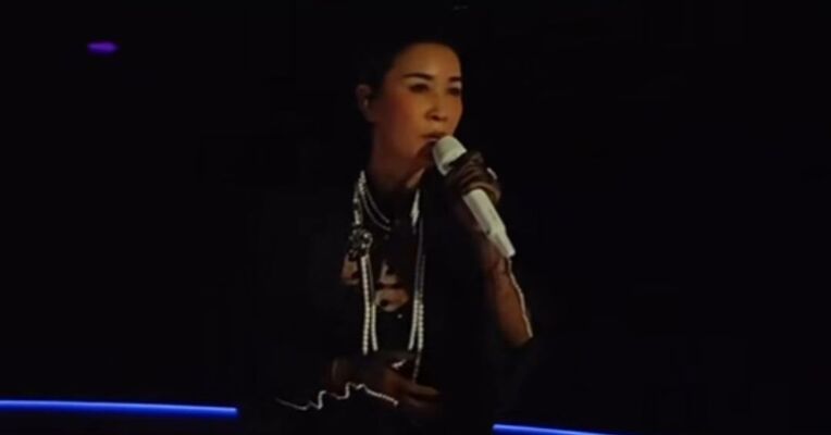 那英今夜成都演唱会现场哽咽演唱《弯弯的月亮》 深情悼念挚友刘欢
