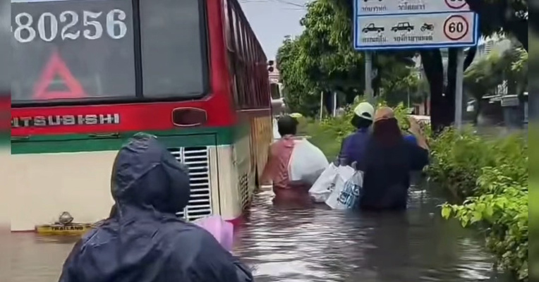 泰国多地洪灾已致8人死亡，180万人受灾！曼谷洪水围城，市政府呼吁减少外出；泰国总理提前回国处置灾情