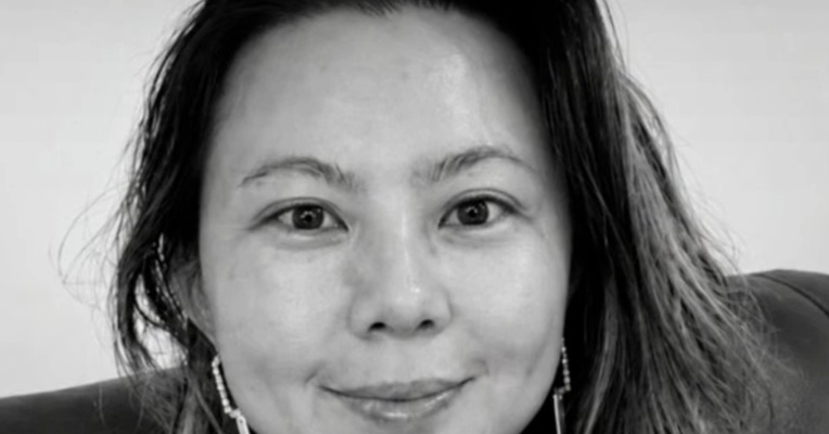 美国币圈37岁华人女高管在沙漠自杀，前一天曾控诉高强度工作，称试图离职遭“封杀”威胁，原定两天后公开相关证据