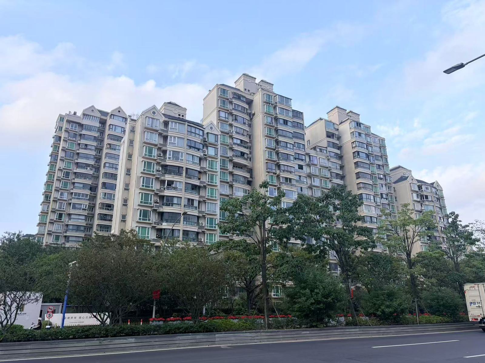 “8·28”楼市新政满月观察 | 上海新房开盘频现“日光”，有人加价抢购“老破小”