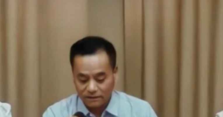 小学校长长期公款吃喝，通过截留课后服务费、违规收取转校费及校服征订劳务费等设立“小金库”！纪委通报