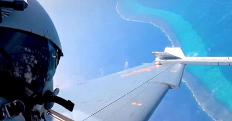 南部战区组织海空兵力位中国黄岩岛领海领空及周边海空域开展战备警巡