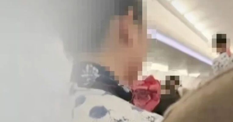 东航回应“空姐下跪道歉事件”：旅客手肘被碰出现威胁言行，乘务员受到惊吓，愿被温柔以待的不只是乘客