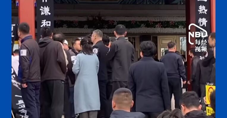 “爷叔！阿宝来送您了” 游本昌告别仪式在北京举行，民众排队来送“济公”最后一程，胡歌到场送别，满面哀伤，不时用纸巾抹泪