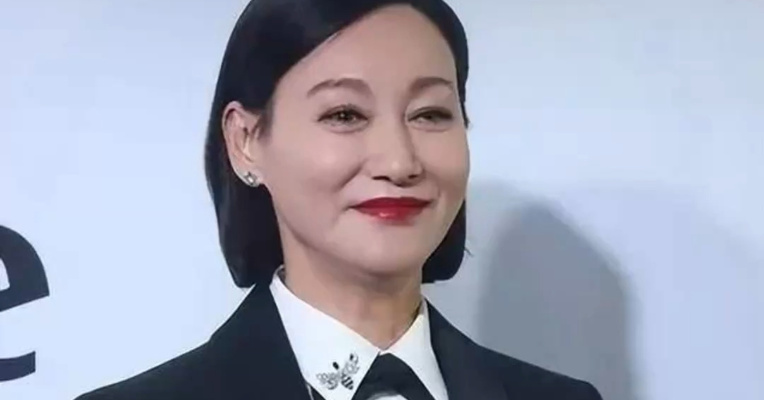 演员惠英红称“团队在巴黎被抢劫”：高速堵车时车窗被砸、包被抢；提醒大家尽量不要背太昂贵的包出门