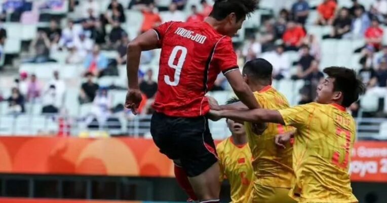 中国U23男足1-2惜败韩国队 无缘亚运会决赛 上半场王钰栋破门率先进球 四强战绩已经创造历史