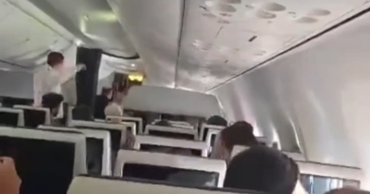 迪拜航空“劫机代码”事件舱内画面曝光：副机长或试图夺取飞机控制权并撞毁飞机，多次用小刀刺向机长