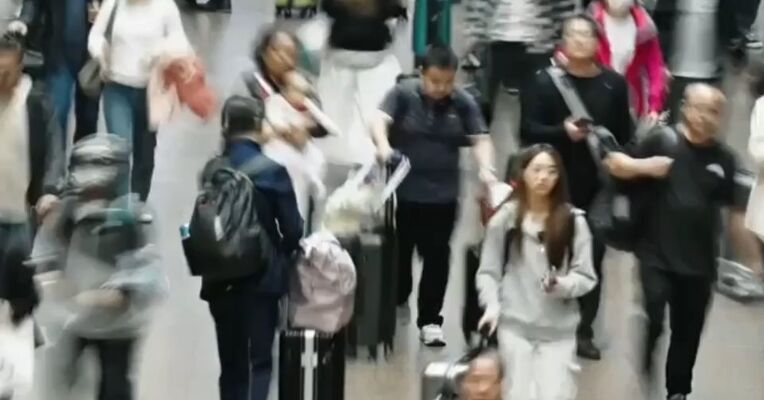 这个国庆，商圈、景区的人形机器人、机器狗纷纷上岗互动。热闹背后，一个新兴职业悄然兴起——机器人运维师
