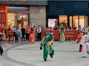 非遗文化新展现丨我在英歌舞的鼓点里，遇见了5位“机甲舞者”