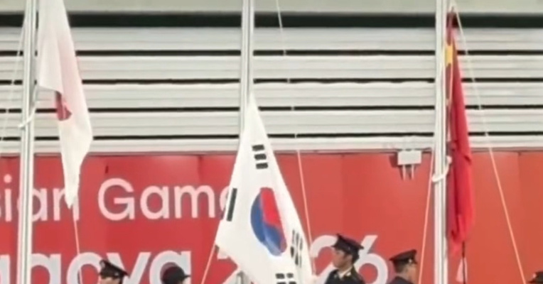 韩国男足亚运拿金牌，预计20人可免兵役，颁奖仪式乌龙：韩国国旗卡住，直到国歌结束仍在原地