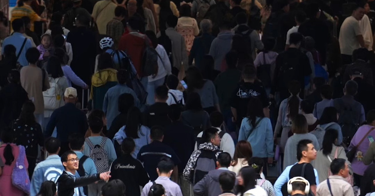 国庆假期前三天，高速公路新能源汽车充电近300万次！假期第四天全国客流持续高位运行，交通部门多措并举保障出行