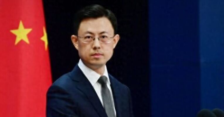 菲律宾宣称中国军队和海警在南海两处海域滋扰菲方飞机和船只 外交部驳斥：黄岩岛和南沙群岛不在菲律宾领土范围之内