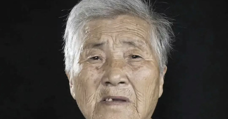 请停留三秒为她鲜花！南京大屠杀幸存者郭秀兰离世，目睹父母和小妹惨死在日军的扫射中，登记在册的在世幸存者仅剩20位