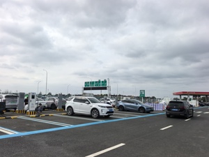 国庆高速路充电“冰火两重天”：超充供给大增，潮汐困局仍待根治
