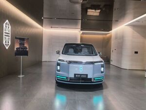 “尊界V800踏板支架断裂”事件追踪：门店销售称客流少了但无人退车，专家建议排查供应商、检测与安装环节，“免费升级”方案细节仍待明确