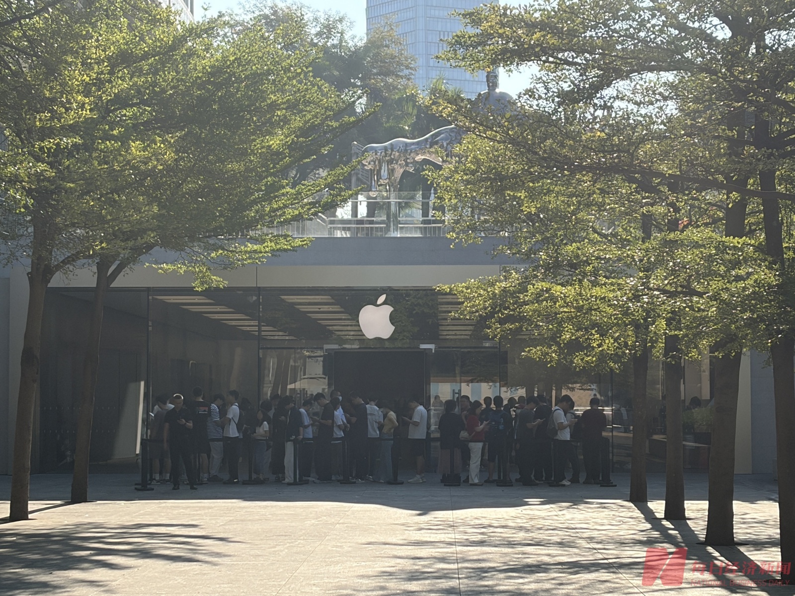 苹果首款折叠iPhone Duo开售火爆：门店外排长龙 “黄牛”加价2000元回收