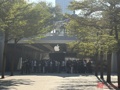 苹果首款折叠iPhone Duo开售火爆：门店外排长龙 “黄牛”加价2000元回收