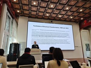 以色列巴伊兰大学经济学荣休教授Warren Young：如果没有积极的有为政府支持，经济结构升级将不会自发出现