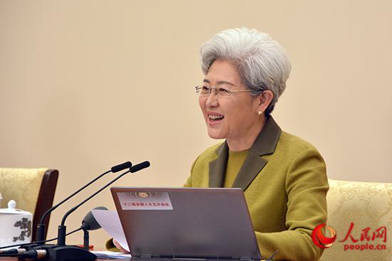 人大首场发布会侧记:闪光灯的"咔咔"声 "逗笑了"傅莹