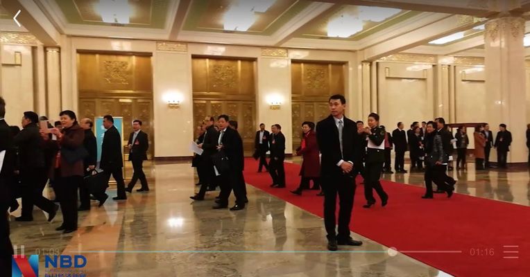 两会最前线：天未亮，他们已经出发！记者千米长队静候会议召开