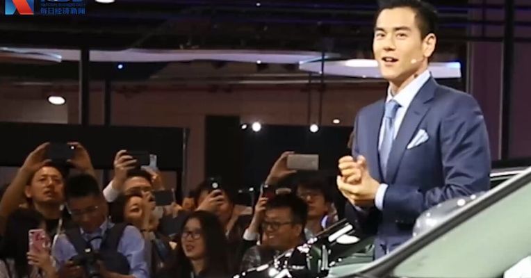 彭于晏现身上海国际车展 帅气扶起摔倒的摄像大哥