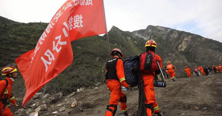 视频 | 每经记者跟随成都重搜二队深入直击救援现场