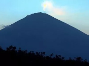 游客请注意！巴厘岛火山随时爆发，超14万人紧急撤离！