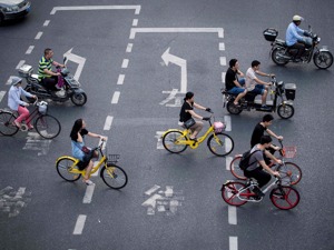 无序停放堵塞“生命通道” 深圳警方约谈共享单车公司