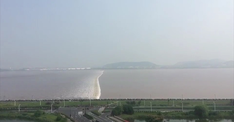 原创 | 一年一度的钱塘江大潮，壮观！小孩子都吓哭了
