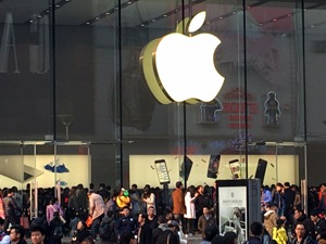 首批4.65万台iPhone X从郑州发货出境