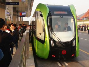 时速70km与汽车共享路权 全球首列智轨列车上路试运行