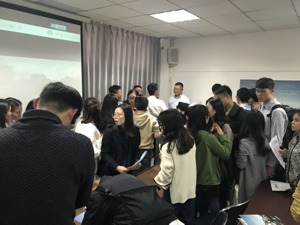 特斯拉高层现身成都校招宣讲会，称“我们要开很多店，要招很多人”