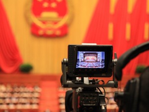 把党的政治建设摆在首位