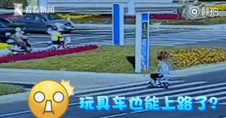 看傻眼！男子网购60厘米袖珍摩托 刚上路就被交警拦下