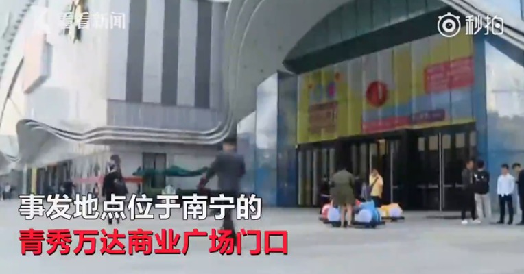现实女版古惑仔！美女白领一言不合商场门口约群架