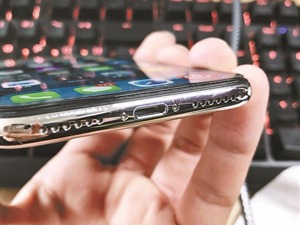 iPhone X到手11天出现划痕和掉漆，工作人员：使用不当