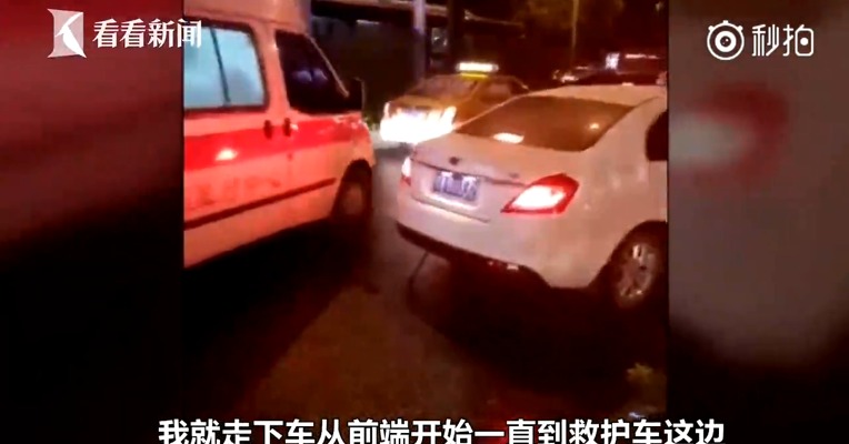 救护车遭遇大堵车 热心车主临时“客串”交警冒雨疏导交通