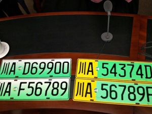 “护航”新能源汽车 全国12城启用“绿色”专用号牌