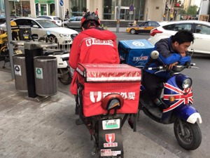 外卖进入“两雄争霸”时代 智能化无人化大势所趋