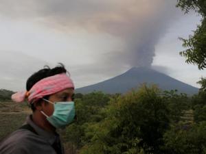 巴厘岛火山喷发警戒调至最高级：机场关闭，445个航班取消