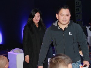 赵薇夫妇深夜突然发声称“委屈”，但走访她的多家公司后，我们发现…