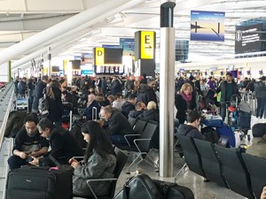 欧洲多国遭猛烈暴风雪吹袭交通混乱，滞留旅客称机场“恍如战场”