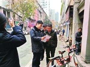 武汉对共享单车乱停放开罚单，10位违章市民昨日领罚