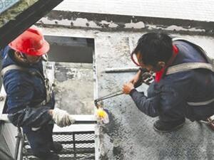 互相怂恿搭违建 交房刚两月这个楼盘竟有几百户搭违建