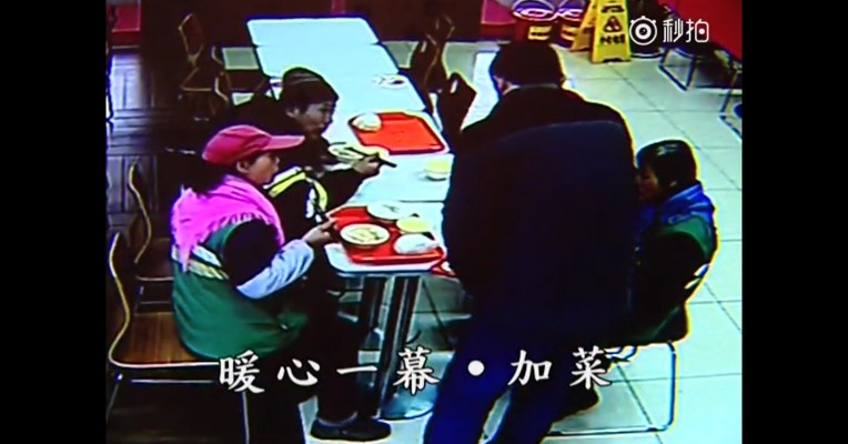 真暖男！小伙儿自掏腰包 为陌生农民工加菜