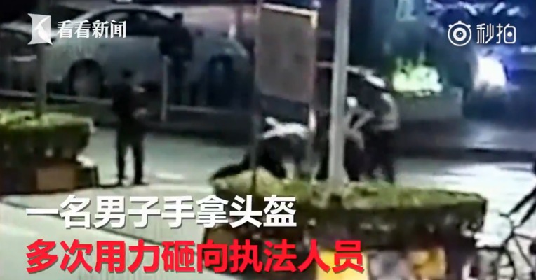 追打交警抢夺枪支摩托司机嚣张抗法 被制服后放话：有刀就捅死你们
